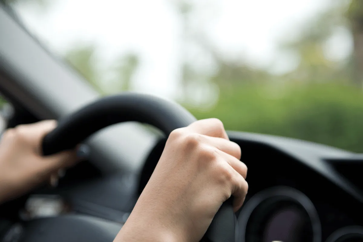 車を運転して引取・納車を行う様子